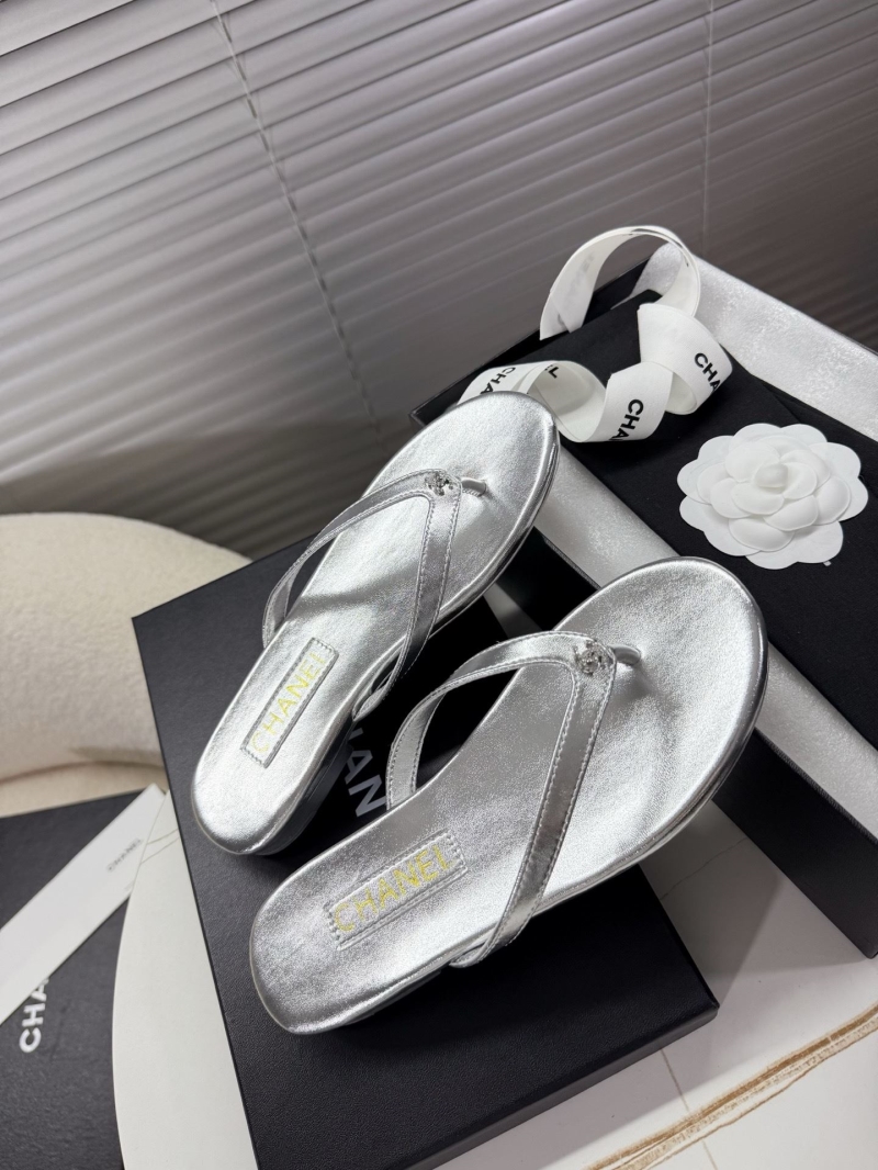 Ch**el slippers